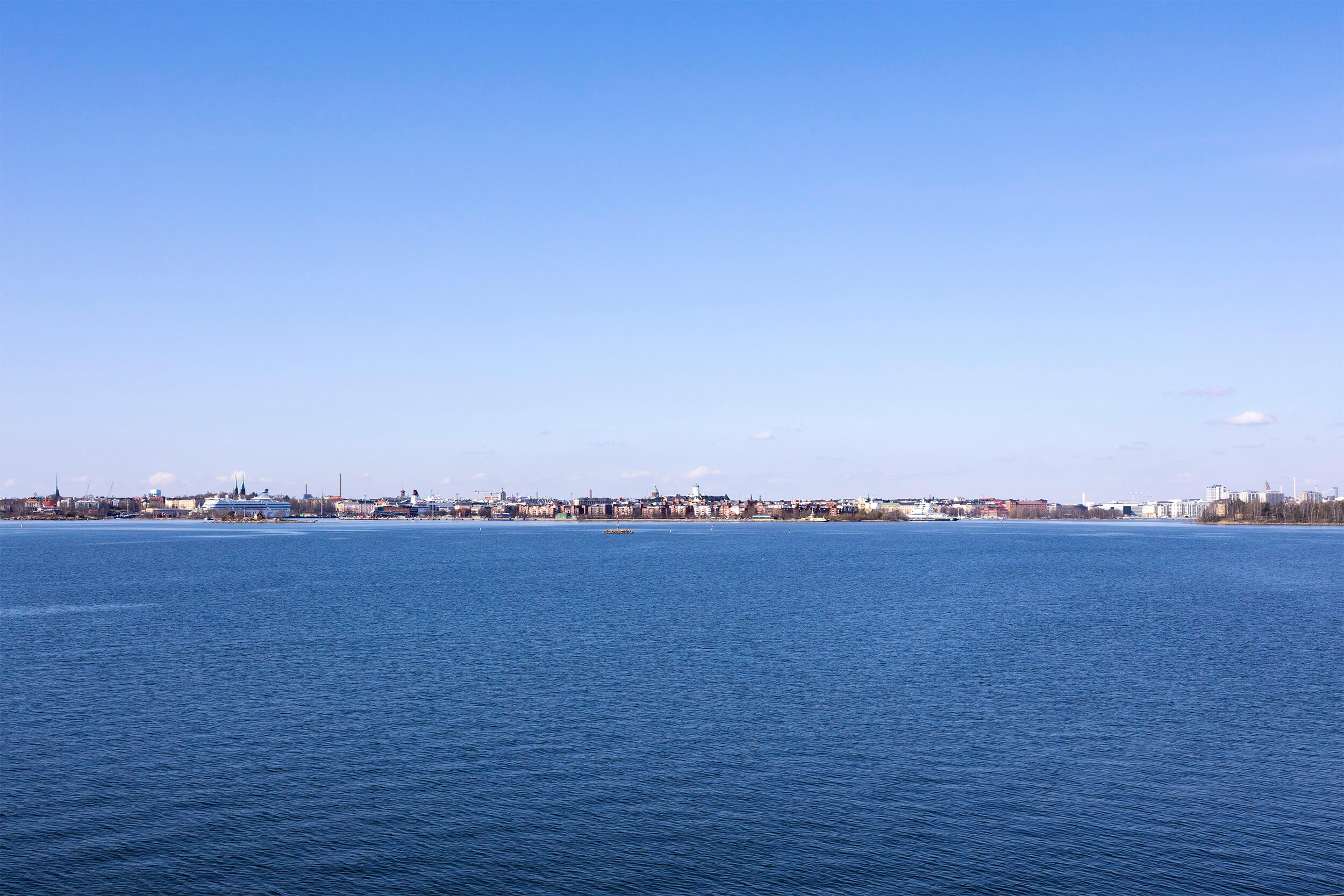 Koirasaarelta aurinkoinen näkymä keskustaan huhtikuussa 2026