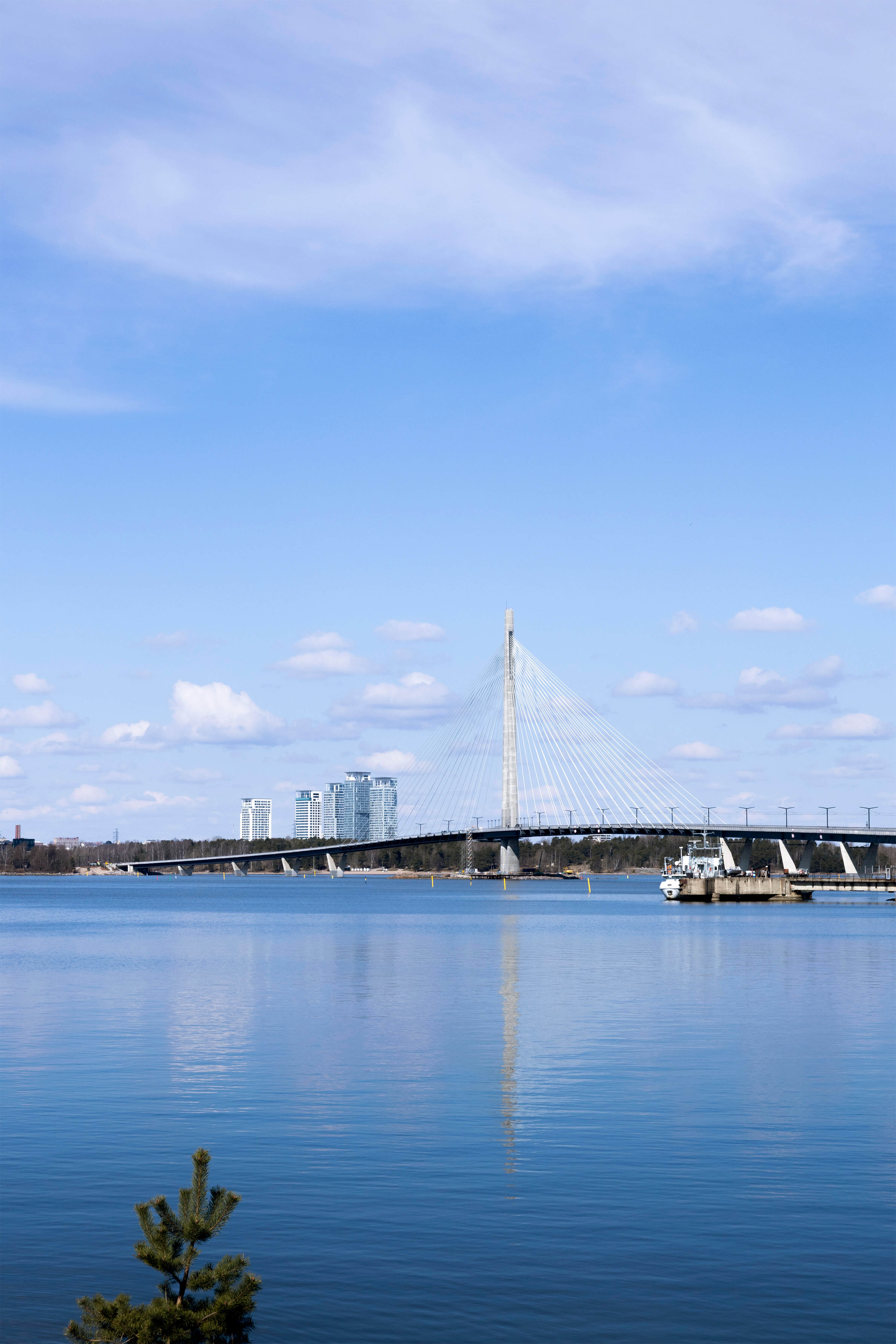 Koirasaaren kruunusilta aurinkoisena kevätpäivänä huhtikuussa 2026